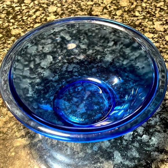 Cobalt blue Pyrex 1-quart bowl - Picture 1 of 3